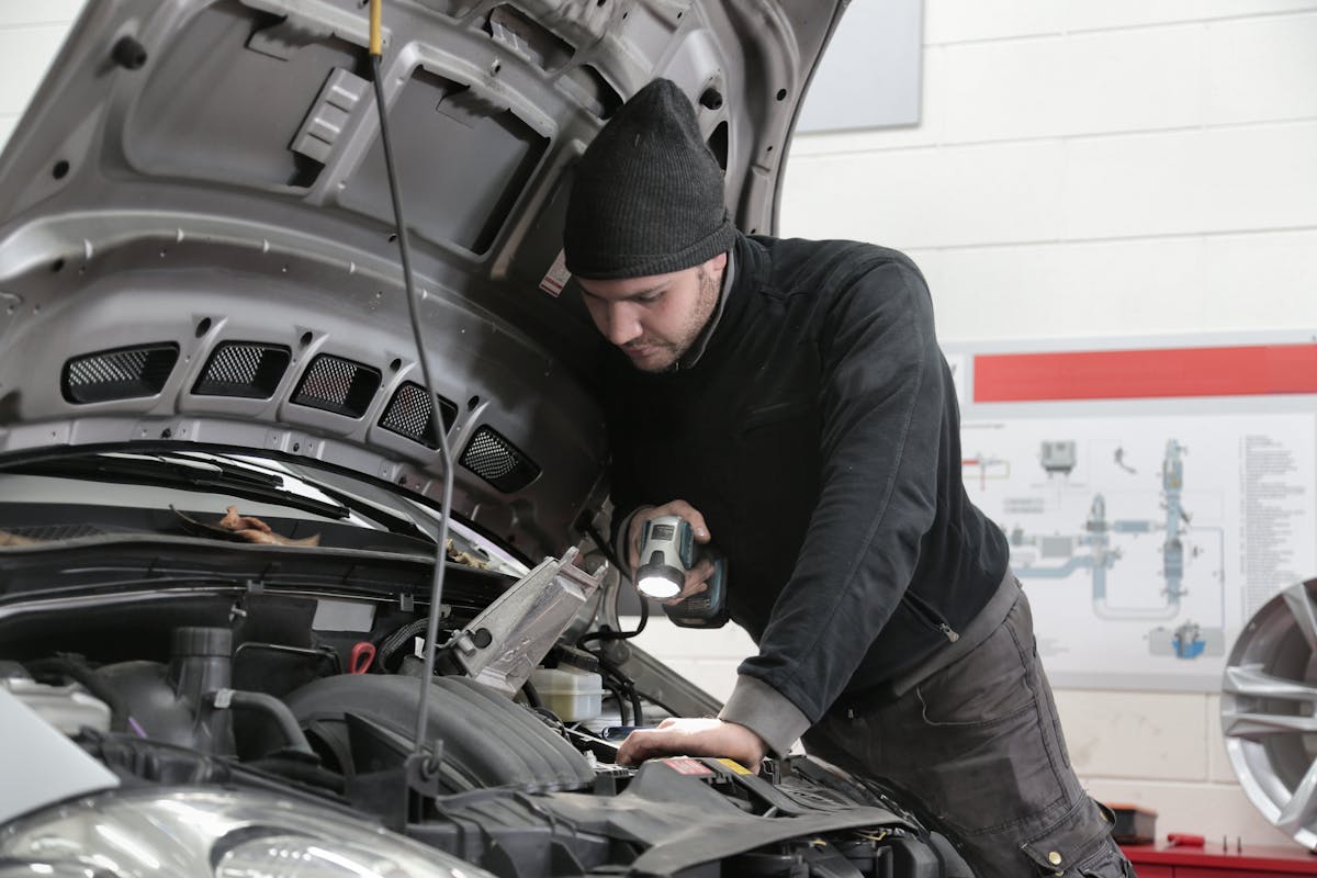 Lackierprozess in der Autowerkstatt mit Fokus auf Oberflächenqualität